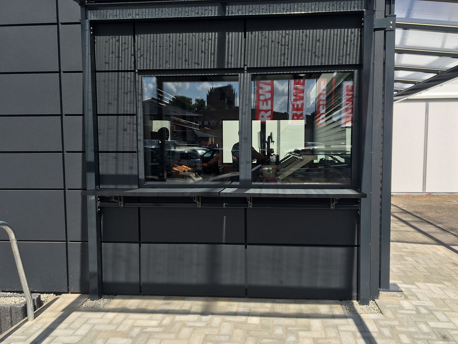 Container mit integriertem Verkaufsfenster und ausklappbarer Ablagefläche