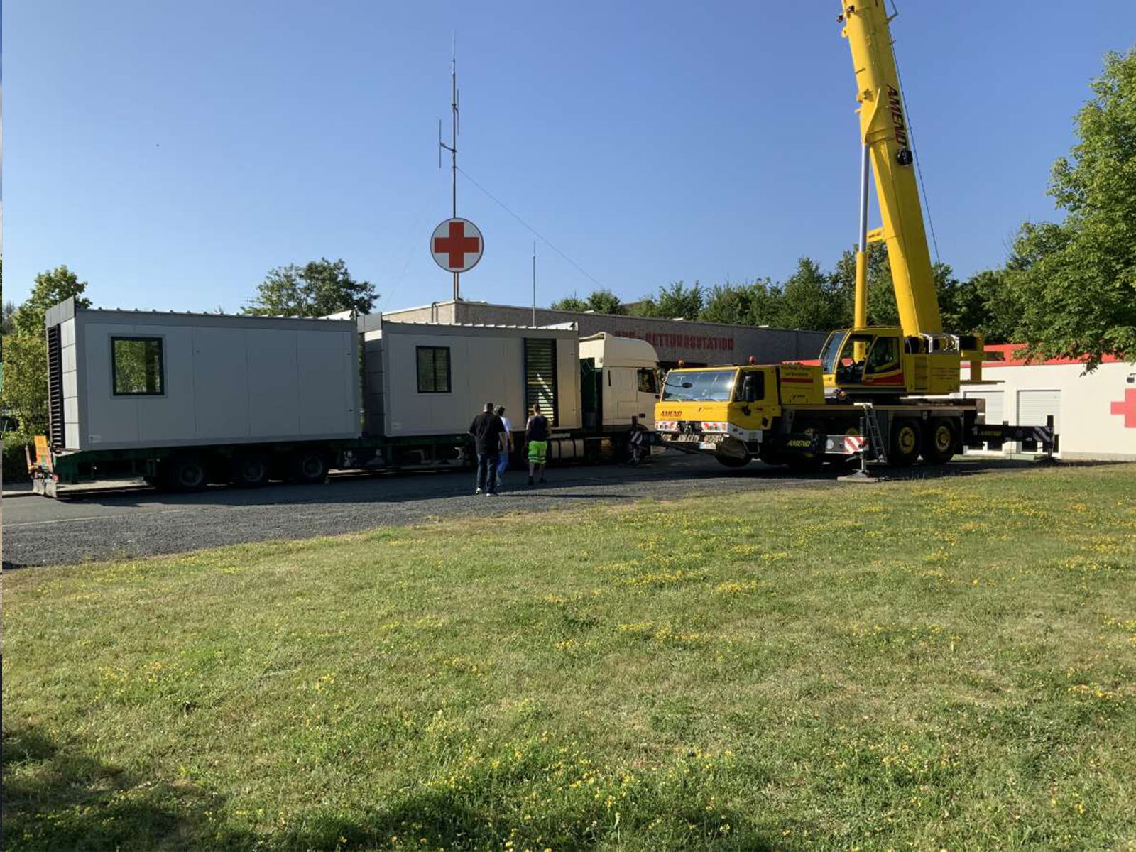 Anlieferung mehrerer Container per LKW und Kran