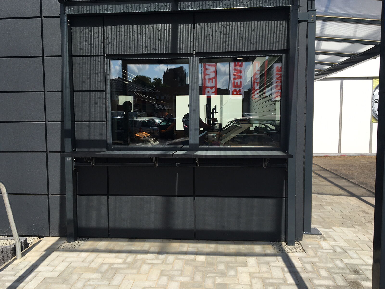 Container mit integriertem Verkaufsfenster und ausklappbarer Ablagefläche