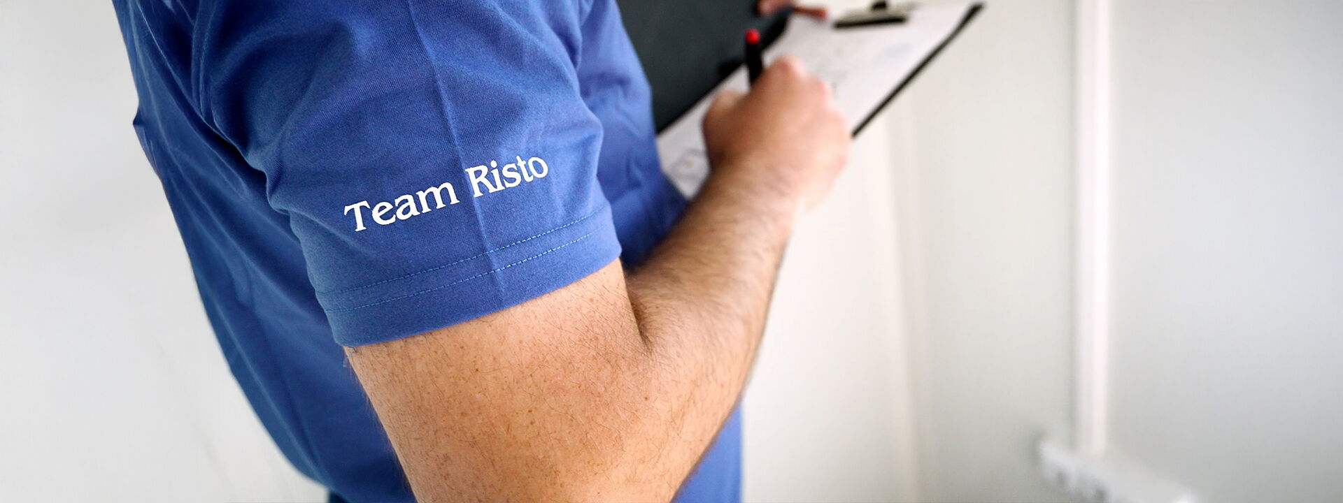 Mitarbeiter bei der Qualitätskontrolle mit Checkliste und Schriftzug Team Risto