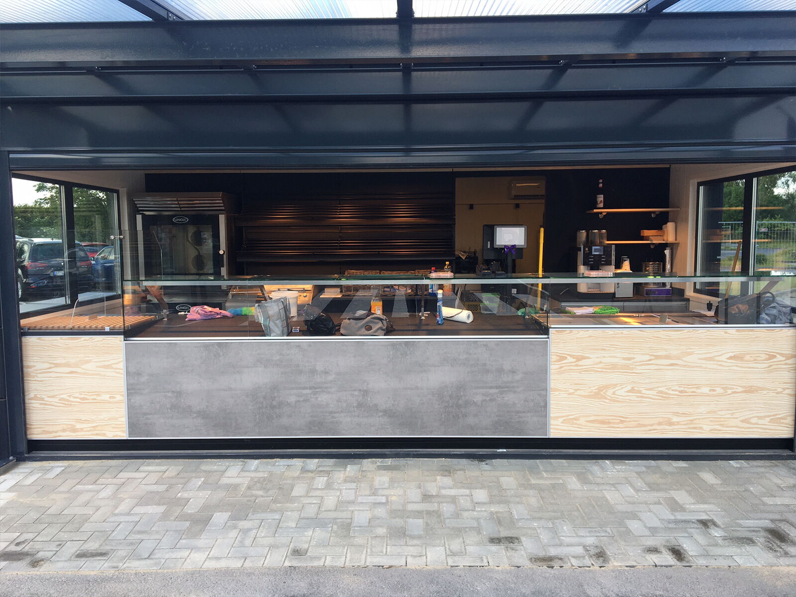 Bäckerei-Verkaufscontainer Lila Bäcker im Außenbereich