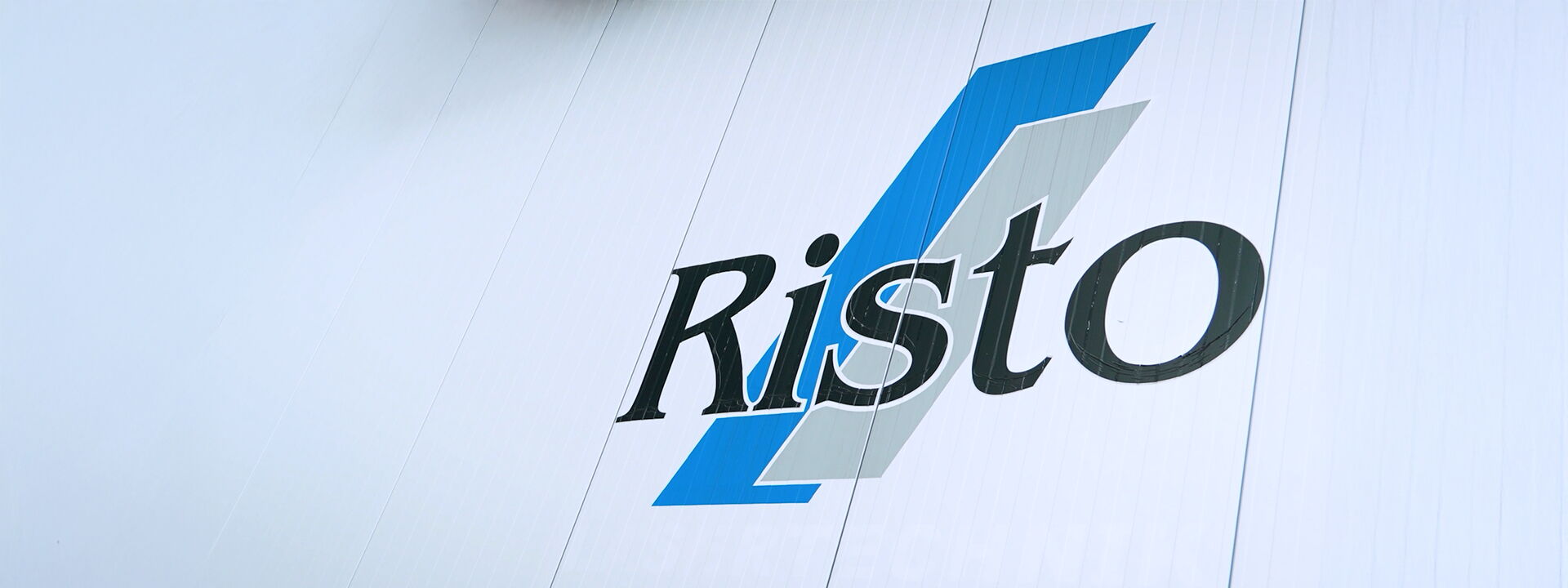 Risto Logo an der Außenfassade eines Firmengebäudes      
