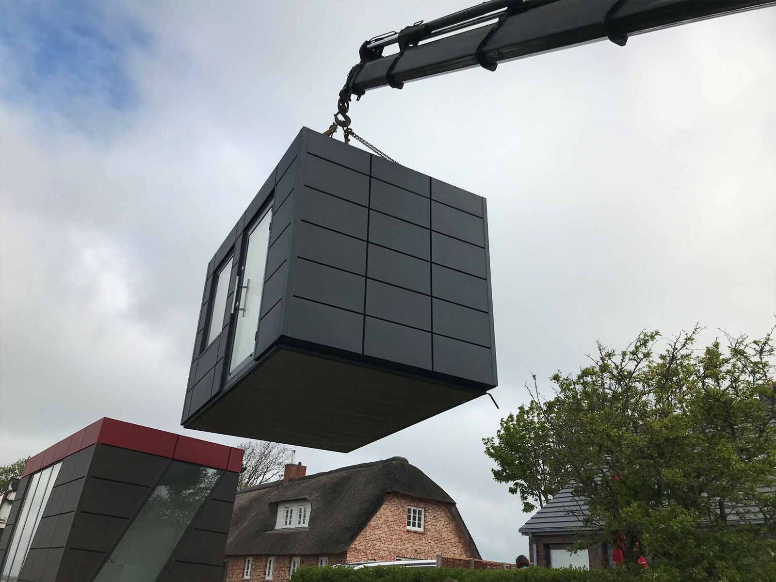 Kompakter Bürocontainer bei der Montage mit einem Kran