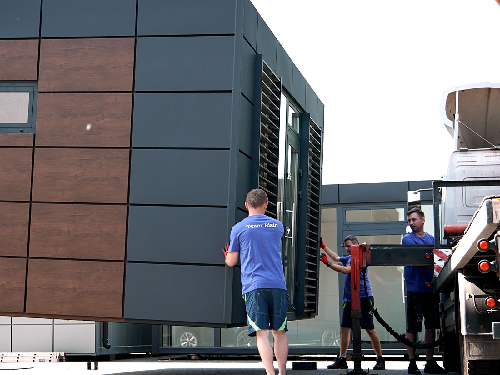 Montage eines Bürocontainers mit Holz- und Metallfassade durch Serviceteam