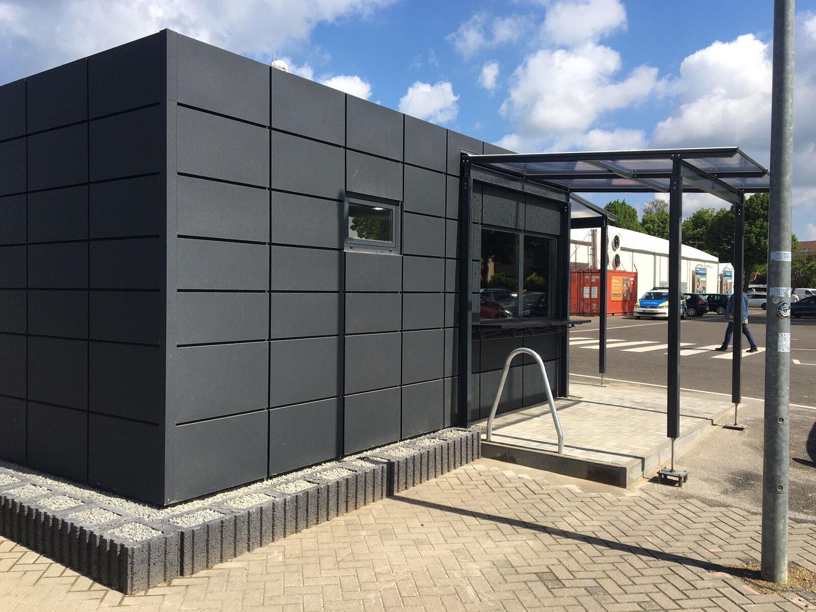 Verkaufscontainer als Café-Bäckerei Lila Bäcker mit Glasfront