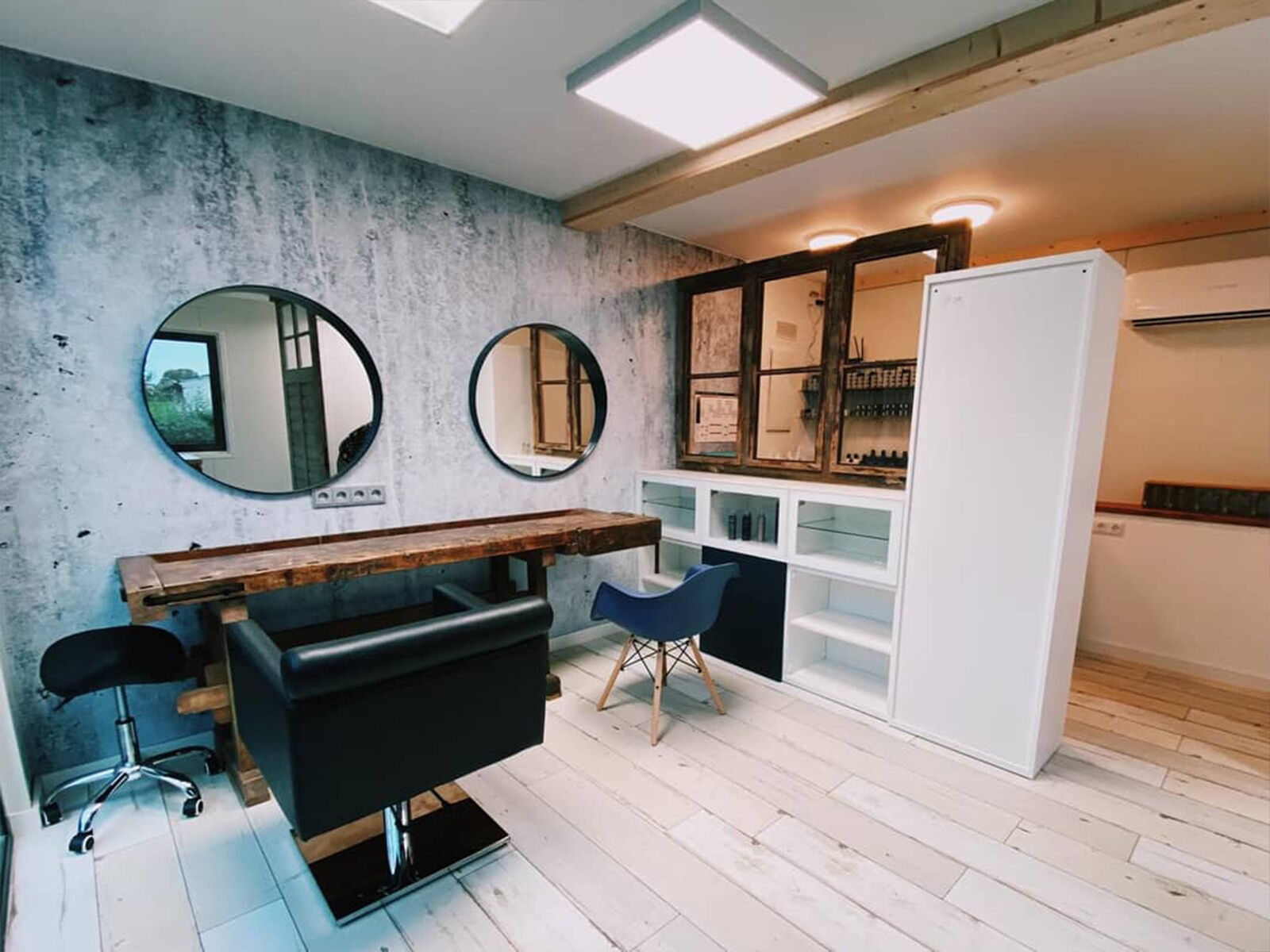 Modernes Container-Interieur mit Arbeitsbereich und rustikalem Holztisch
