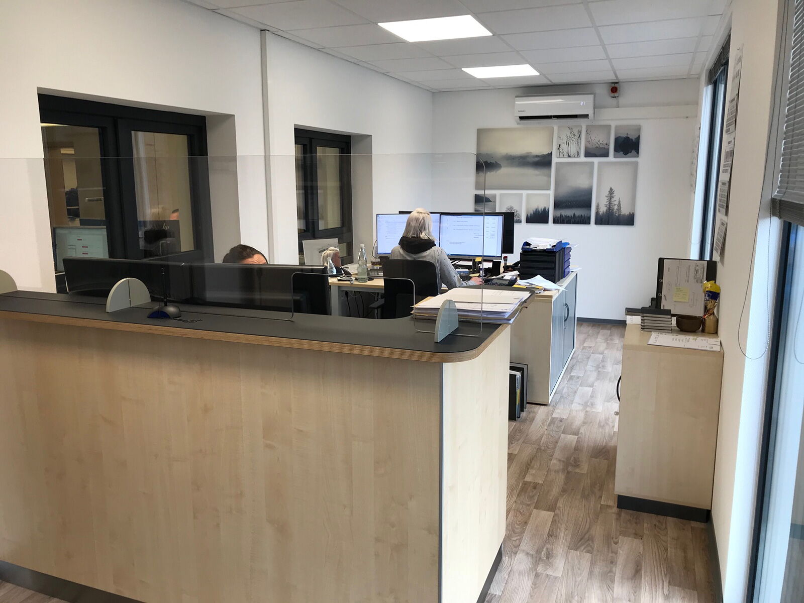 Modulares Bürocontainer-Interieur mit Empfangstheke und Arbeitsplätzen