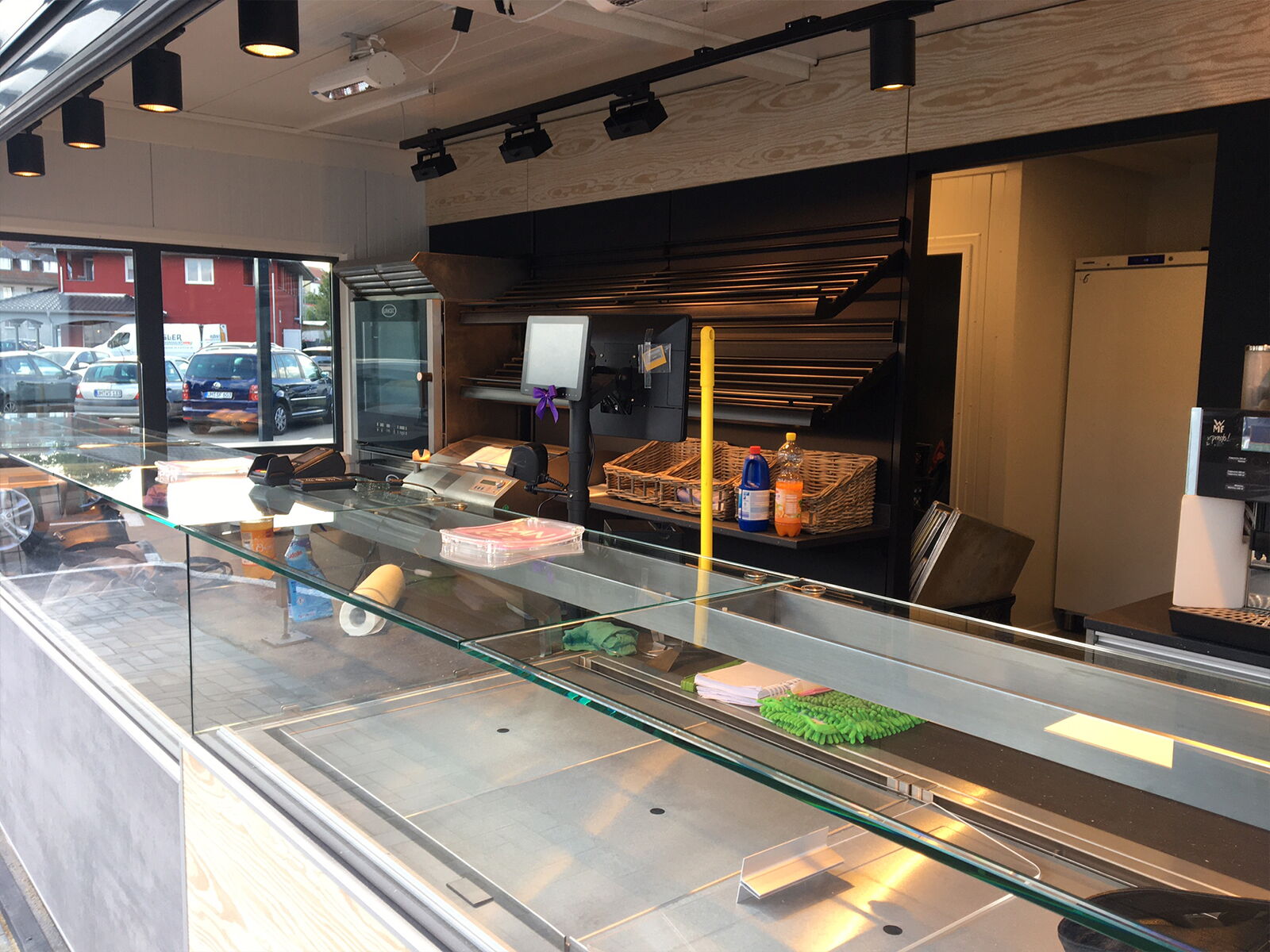 Innenausstattung eines Containers mit Verkaufstheke und moderner Beleuchtung