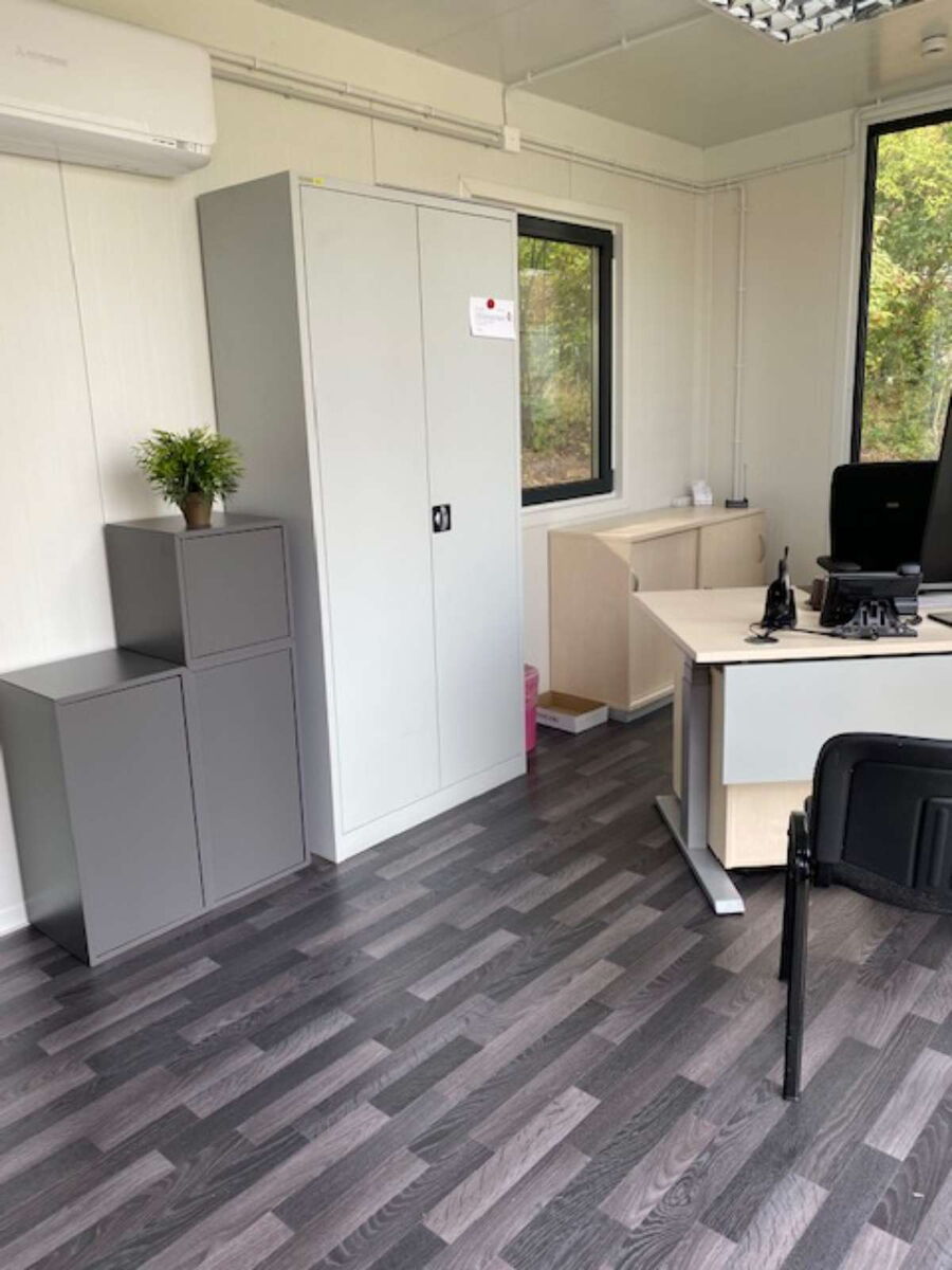 Innenansicht eines Containers mit Büroausstattung und Klimaanlage