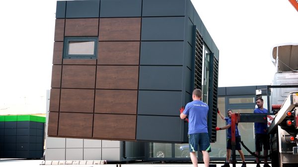 Montage eines Bürocontainers mit Holzdekor und Aluminium-Fassade