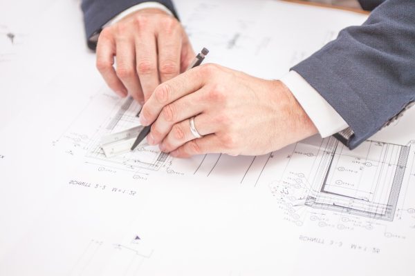 Architekt bei der Planung – Vorbereitung des Bauantrags für Bürocontainer