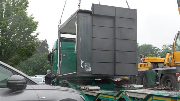 Bürocontainer wird per Kran aufgestellt – Genehmigung erforderlich?