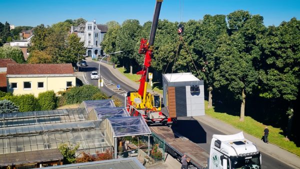 Bürocontainer wird per Kran aufgestellt – schneller Aufbau auf engem Raum