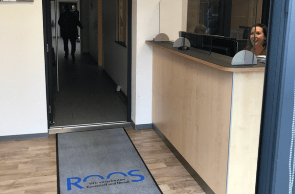 Empfangstheke im Foyer des Containergebäudes bei Roos Kunststofftechnik