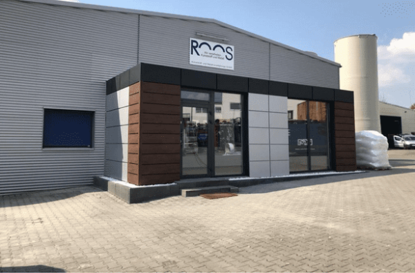 Eingangsbereich mit Container-Foyer bei Roos Kunststofftechnik