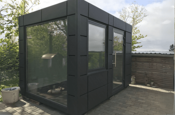 Moderner Home-Office-Container der GeHa GbR auf Terrasse mit Glasfront