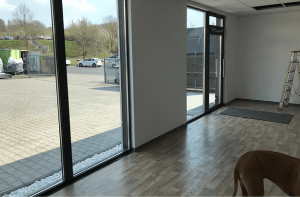 Eingangsbereich mit Glasfront im Bürocontainer von Roos Kunststofftechnik