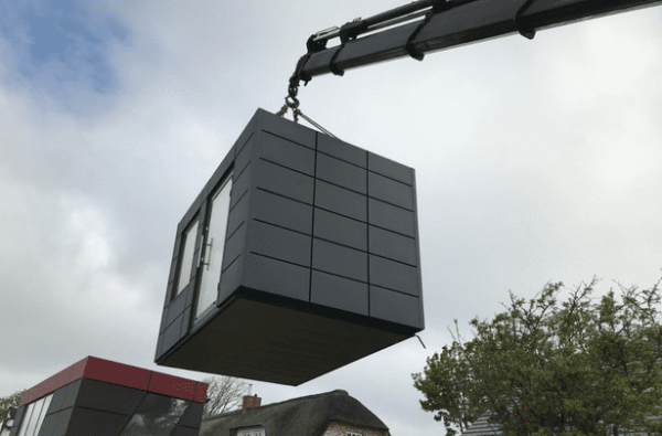 Container mit Kran angeliefert – modernes Home Office wird eingesetzt