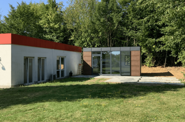 Modulare Erweiterung des bestehenden DRK-Gebäudes durch Bürocontainer