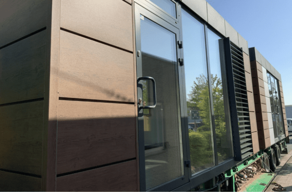 Detailansicht eines Bürocontainers mit Holzfassade und Glasfront beim DRK Wetzlar
