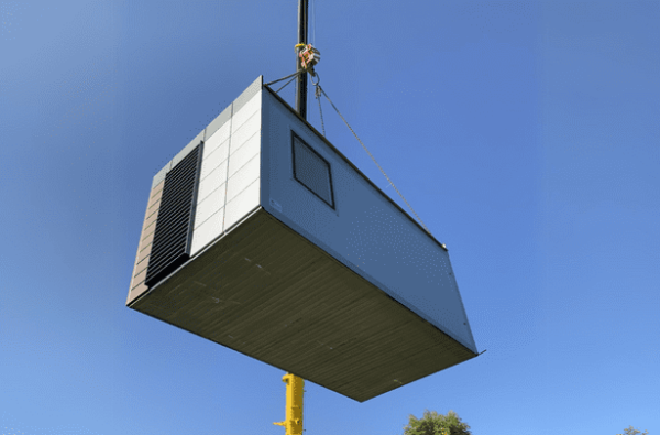 Containeranlage des DRK Wetzlar wird per Kran montiert