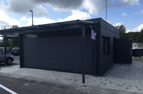 Rückansicht eines geschlossenen Bäckerei-Containers mit Rollladen