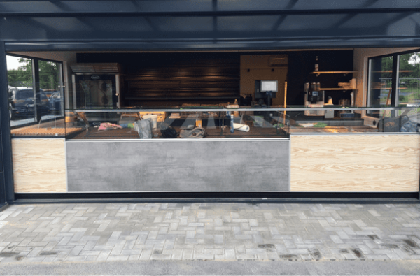 Geöffnete Verkaufsfront eines Bäckerei-Containers mit Theke