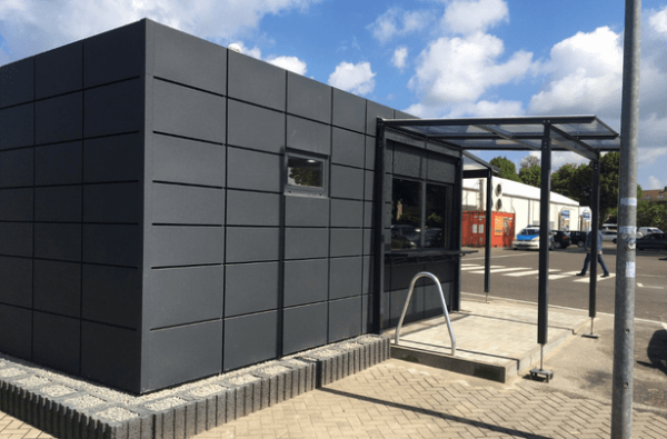 Seitenansicht eines modernen Bäckerei-Containers mit Wetterschutz