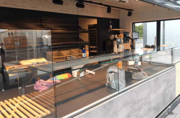 Innenansicht eines Bäckerei-Containers mit Thekenbereich
