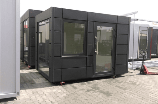 Schwarzer Home-Office-Container auf dem Werksgelände von Risto