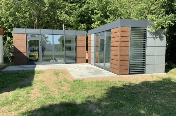 Moderner Bürocontainer des DRK Wetzlar mit Holzfassade