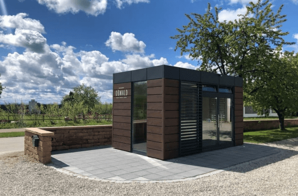 Risto Hofladencontainer Beispiel 2 – Holzoptik mit Glasfront in naturnaher Umgebung