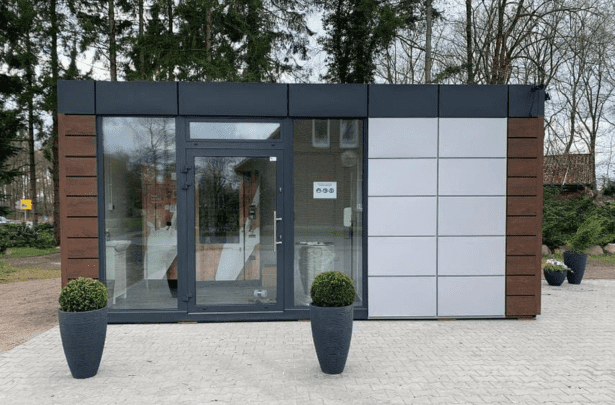 Hofladencontainer mit Glastür und Glasvitrine, seitlicher Holzoptik und zwei Pflanzgefäßen – Modell Beispiel 3 von Risto