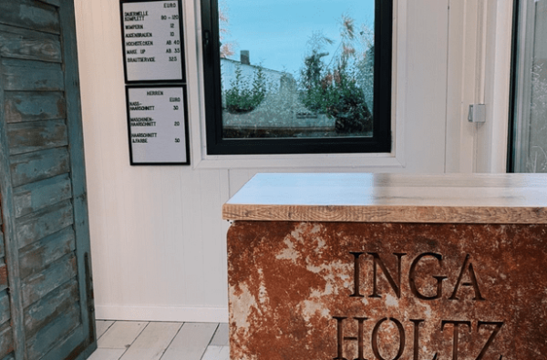 Empfangsbereich im Friseurcontainer von Inga Holtz mit Fenster und Preistafel