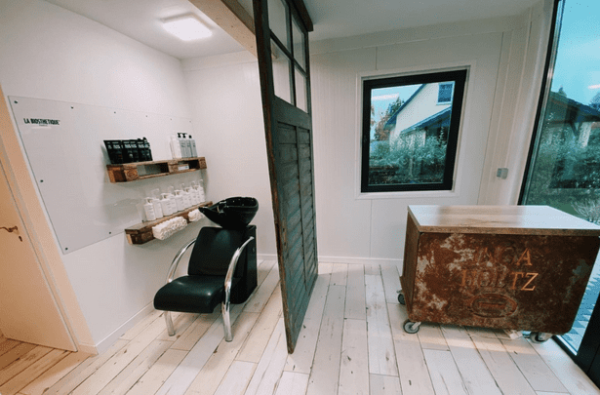Waschplatz und Empfangsbereich im Friseurcontainer von Inga Holtz