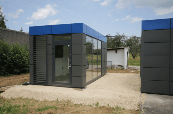 Zwei aufgestellte Bürocontainer von Kunze e.K. als modernes Bürogebäude