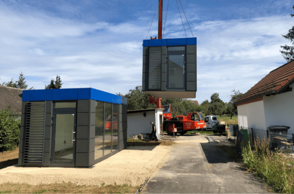 Mobiler Bürocontainer wird per Kran montiert – Kunze e.K.