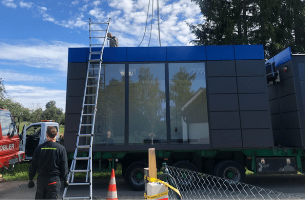 Bürocontainer von Kunze e.K. bei der Montage durch das Team vor Ort