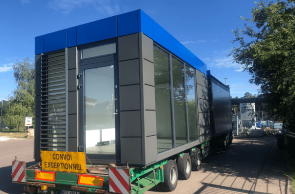 Mobiler Bürocontainer von Kunze e.K. auf Tieflader mit "Convoi Exceptionnel"-Schild