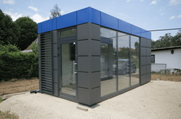 Mobiles Büro von Kunze e.K. in Containerbauweise mit blauer Dachblende und Glasfront