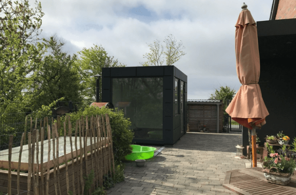 Modulcontainer als Home Office im Garten mit Terrasse