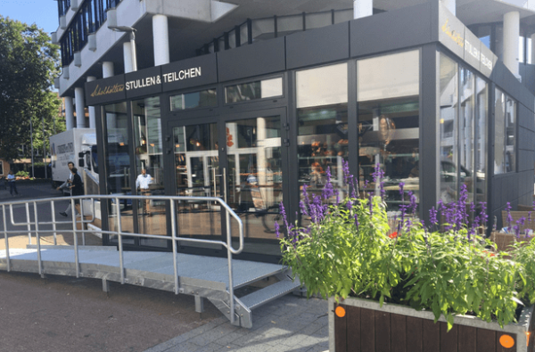 Verkaufscontainer der Bäckerei Scholhölter mit Rampe und Blumenschmuck