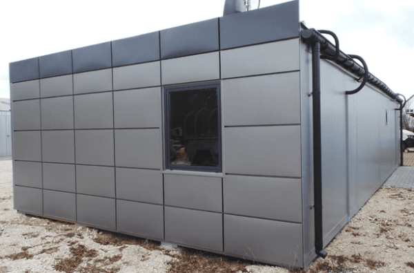 Seitenansicht des modularen Containers vom T-Z-N Technik Zentrum mit Fenster und moderner Fassadenverkleidung
