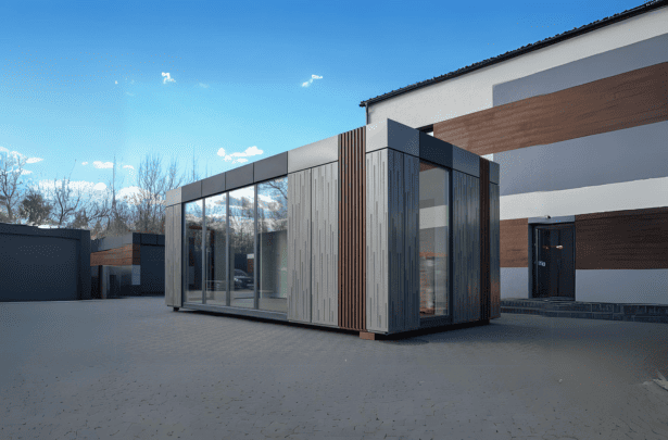 Wohn- oder Bürocontainer mit Glasfront und vertikaler Holzverkleidung – moderne Modulbauweise auf Firmenareal