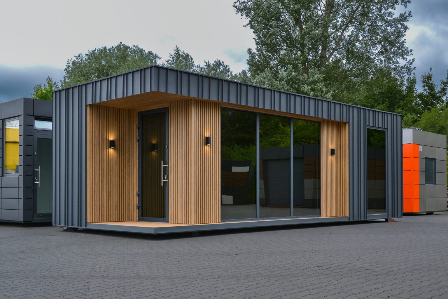 Moderner Bürocontainer mit Holzlamellen, Glasfront und überdachtem Eingang